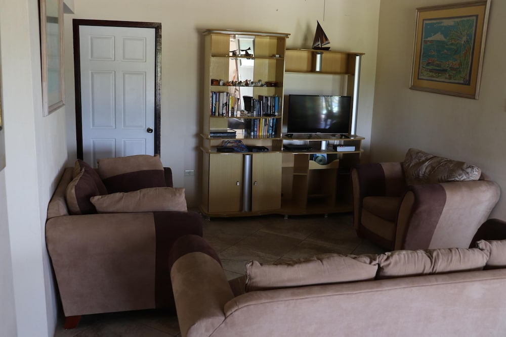 Фото Hibiscus 3-bed Suite at Sungold House Barbados