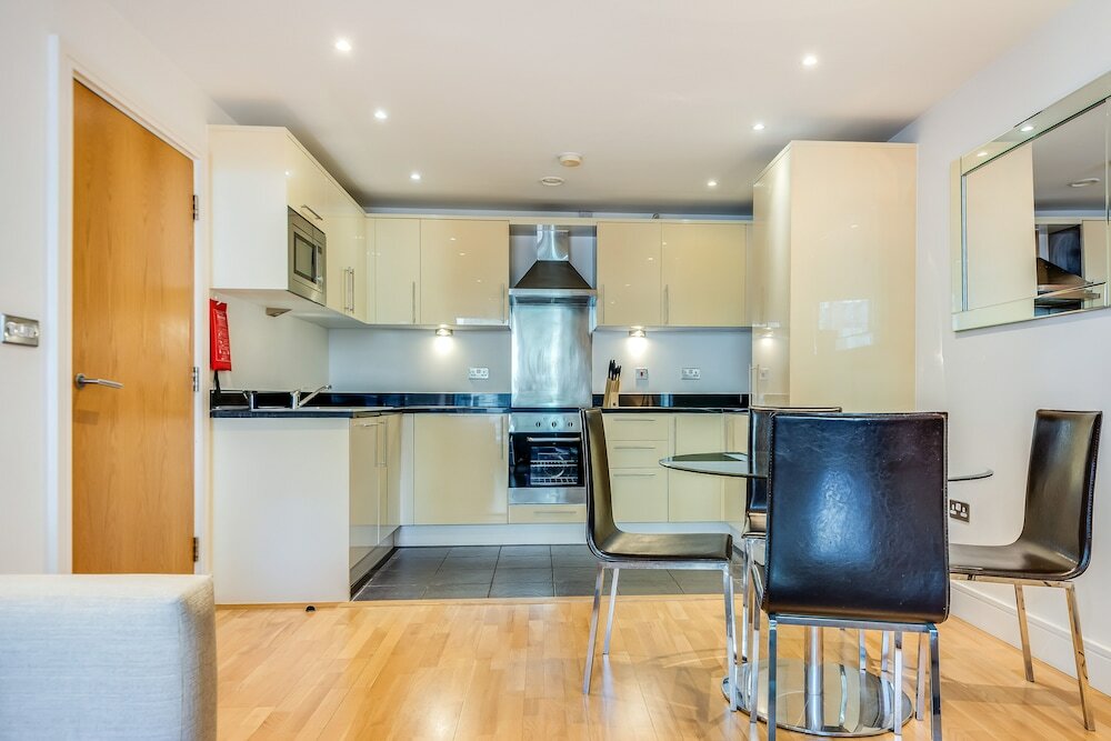 Фото Two Bedroom Apartment in Canary Wharf