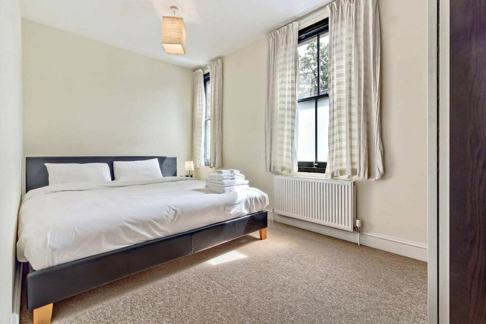 Фото Stylish and Bright 3 Bedroom Duplex in North London
