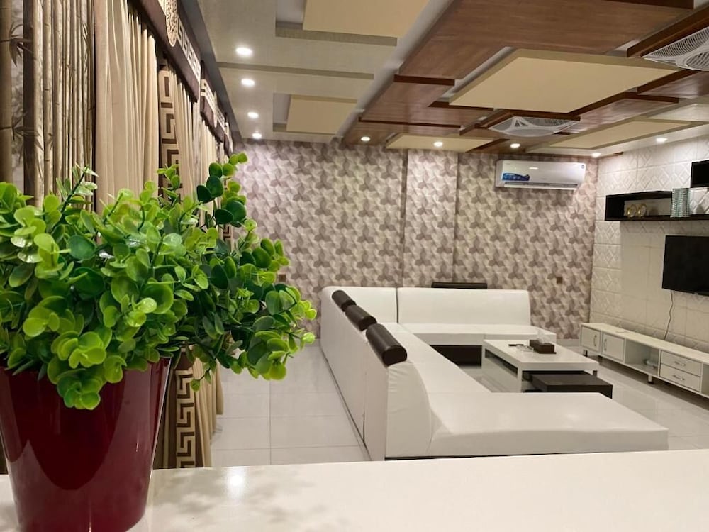 Фото Burj Al Bahria Town Luxury Suites