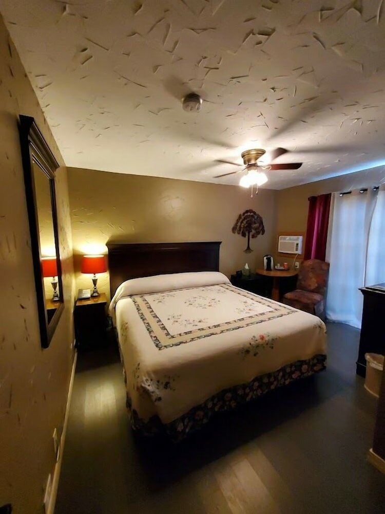 Фото Three Forks Lewis & Clark Motel