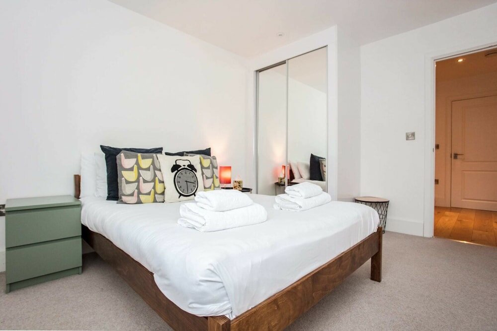 Фото Stunning Modern 1 Bedroom Apartment Near Canary Wharf