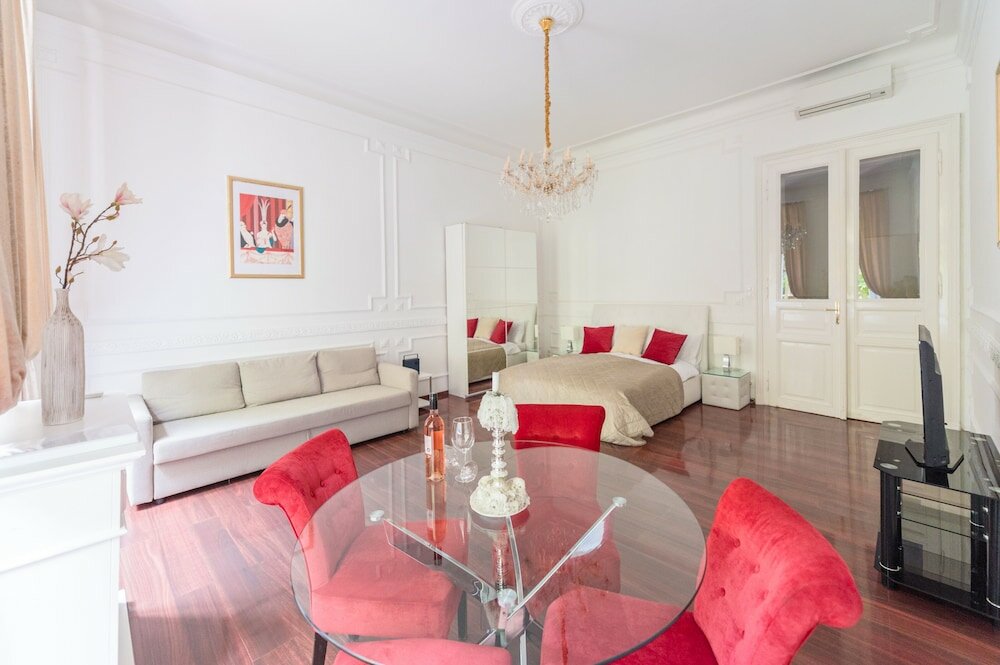 Фото Music Academy Bedroom Suite Café Vian Apartman Kft