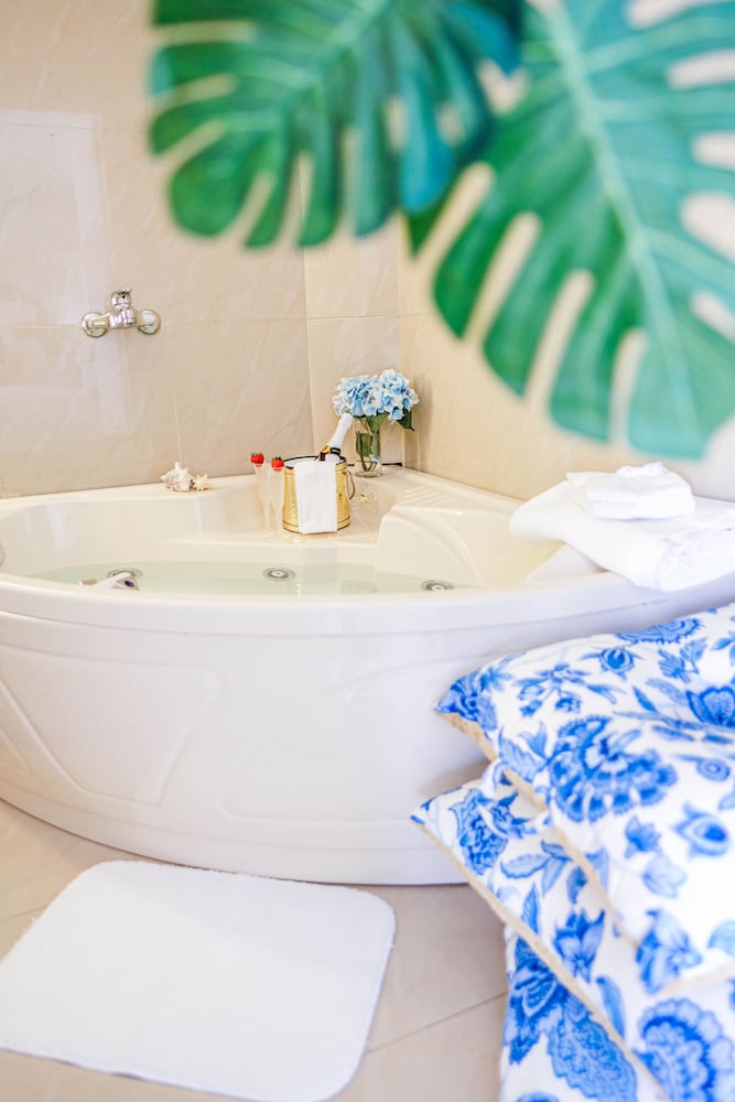 Фото Ocean Front Property - Villa 3 Aruba with Hot Tub