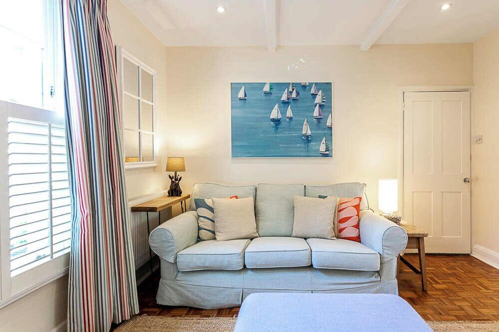 Фото Charming Georgian Country-style Cottage