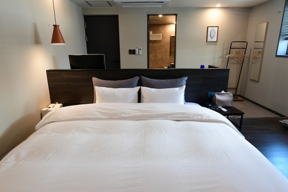 Фото Brown Dot Daeyeon