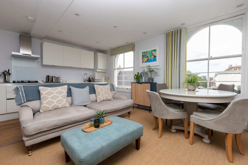 Фото Spacious 3 Bedroom in Notting Hill With Balcony
