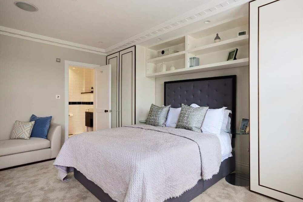 Фото The Chelsea Escape - Spacious 5bdr Flat With Garden