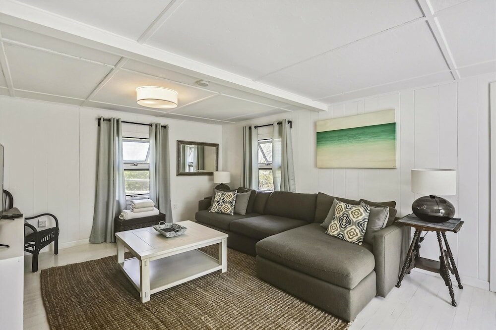 Фото Oak Bluffs 3-Bed Cottage, Walk to Town