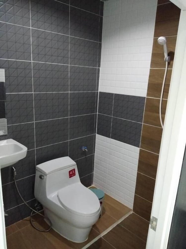 Фото Chaiyai River Front Hotel