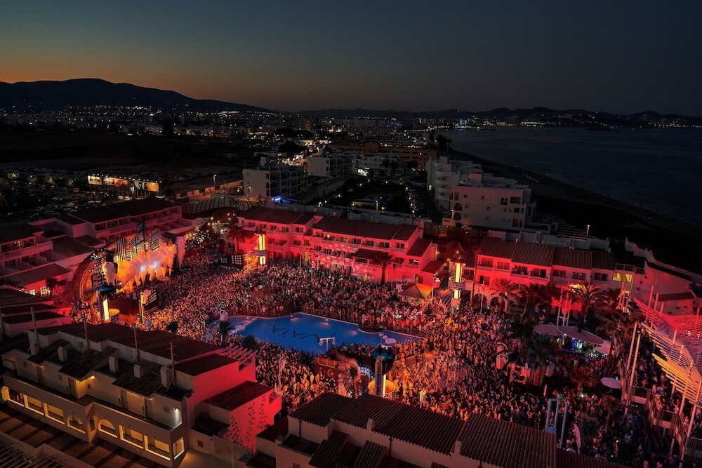 Фото Ushuaia Ibiza Beach Hotel - Adults Only