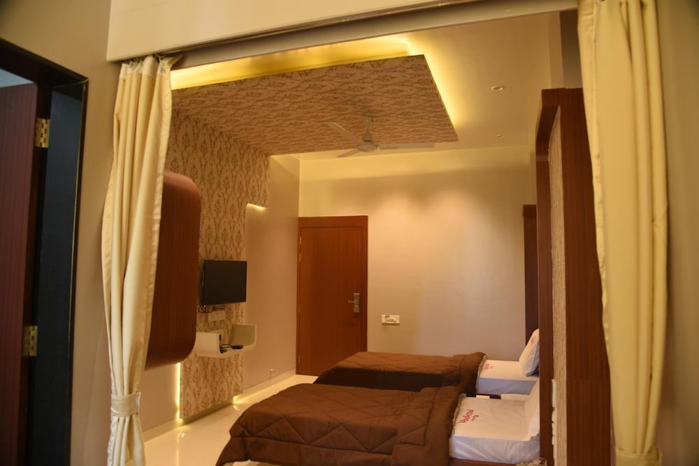 Фото Hotel Pushpak Satara