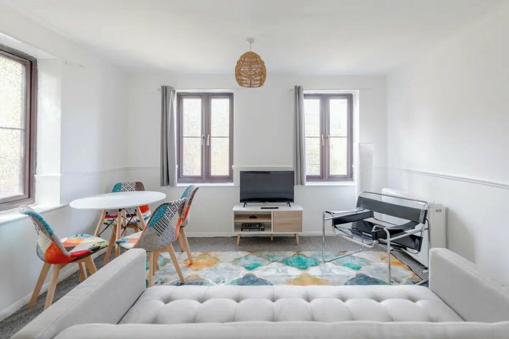 Фото Vibrant & Snug 2bd Flat - Beckton