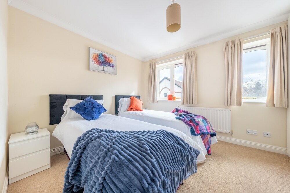 Фото Pierocks Wickets Luxury Entire House, Free Parking and Wi-fi in Maidenhead