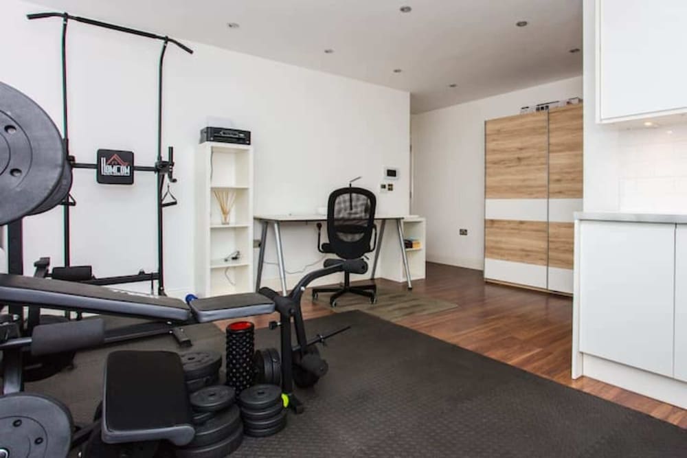 Фото Energised Apartment With Gym in Brent Park