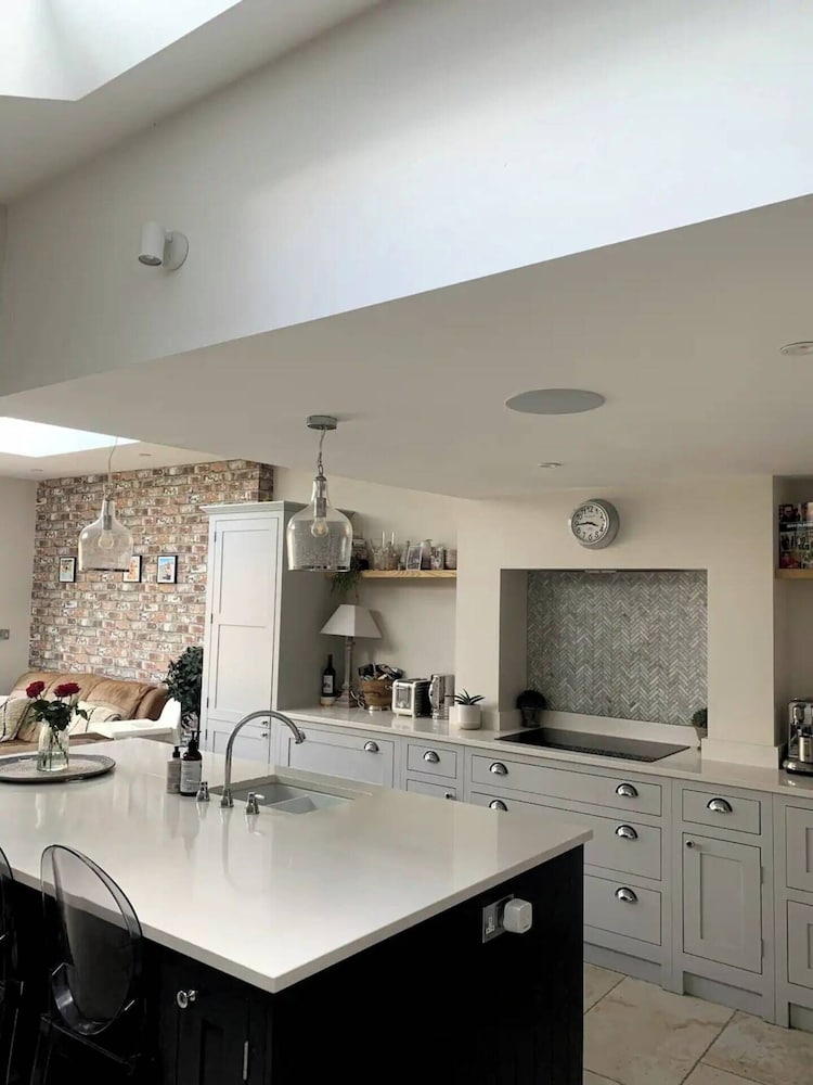 Фото Spacious 3bd House W/private Garden - Wimbledon