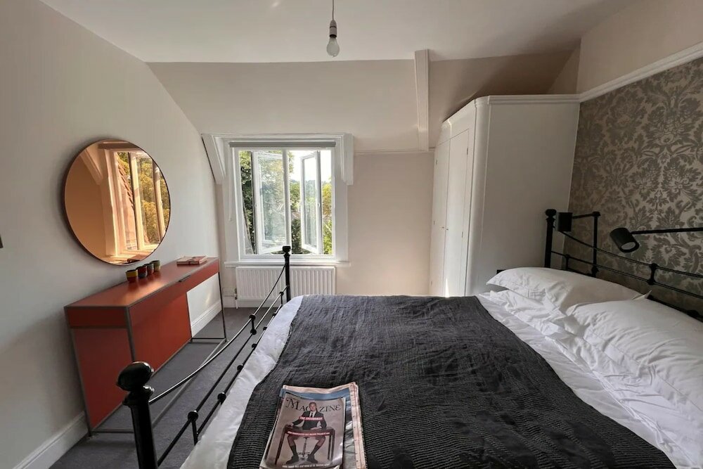 Фото Stylish 1 Bedroom Top Floor Apartment in Highgate