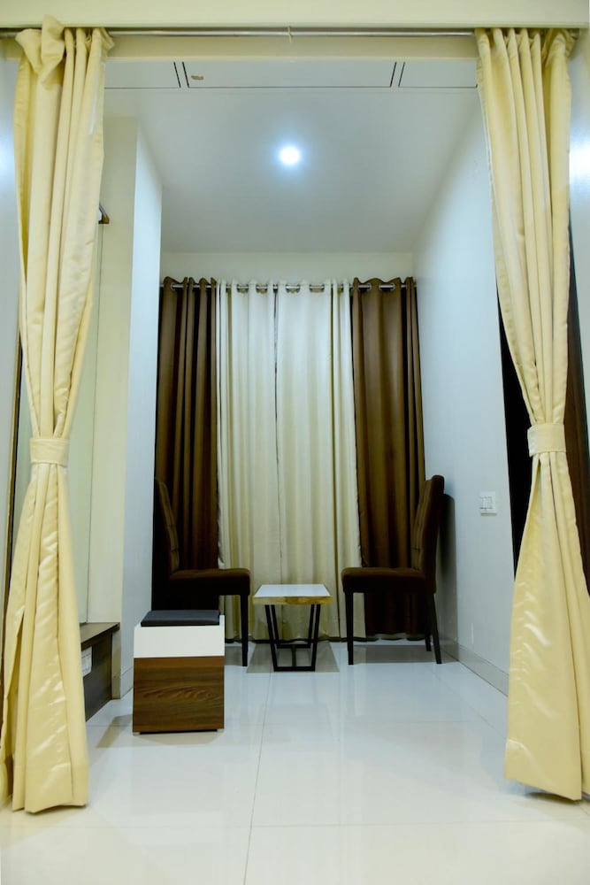 Фото Hotel Pushpak Satara