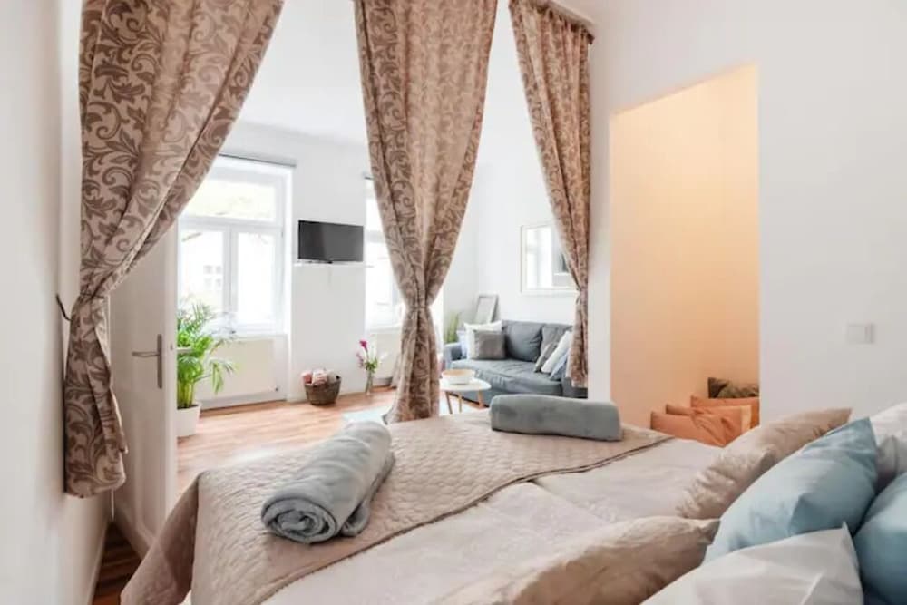 Фото Luxurious and Bright, 5 min walk to city center