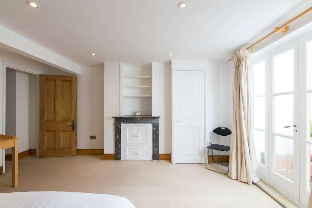 Фото Fabulous 4 Bed House With Garden in Fulham
