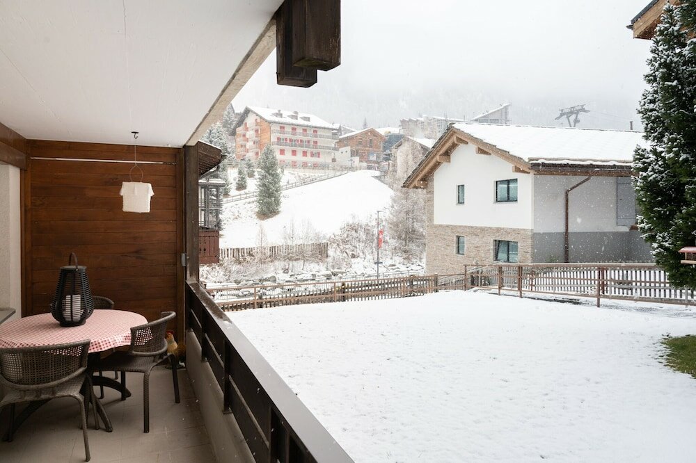 Фото Snowflake family apart. Ski in& out