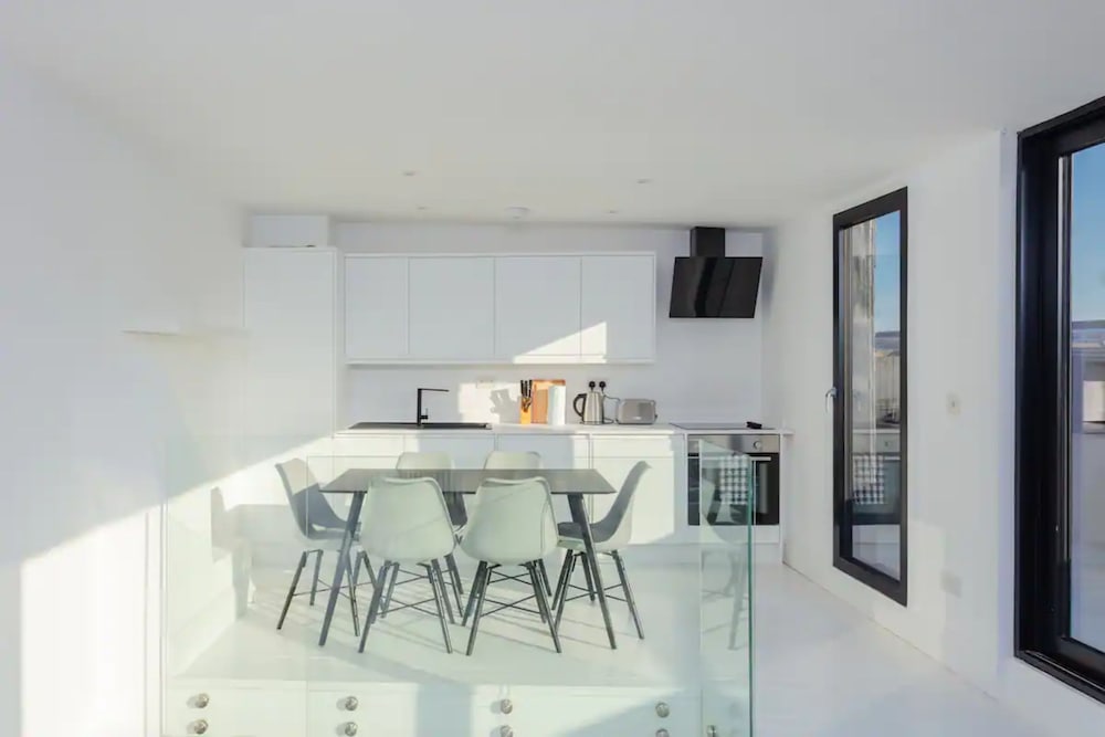 Фото Unique and Sun Filled 2 Bedroom Flat With Balcony -hackney