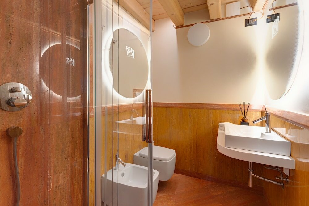 Фото 1881 Luxury Suites