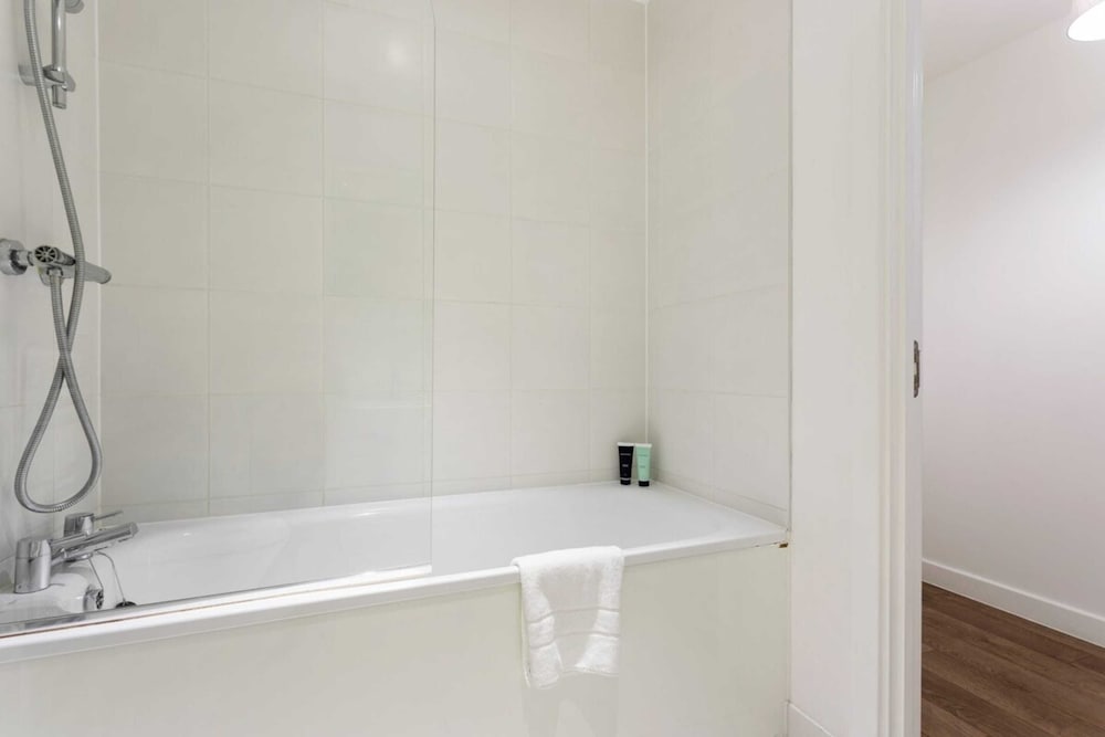 Фото Modern 1 Bedroom Apartment Near Canary Wharf With Balcony