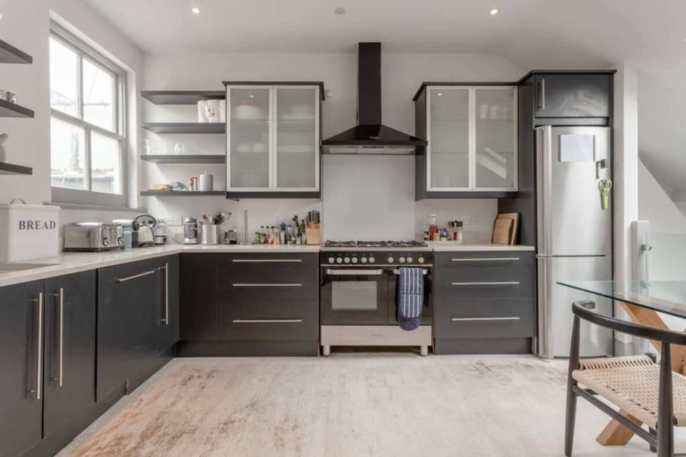 Фото Contemporary 2bd Flat w Patio, Clapham!