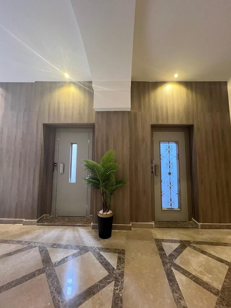 Фото Rotana Palace Suites