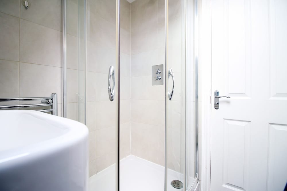 Фото Becky's Bungalow by Tŷ Sa - New Sleeps 8