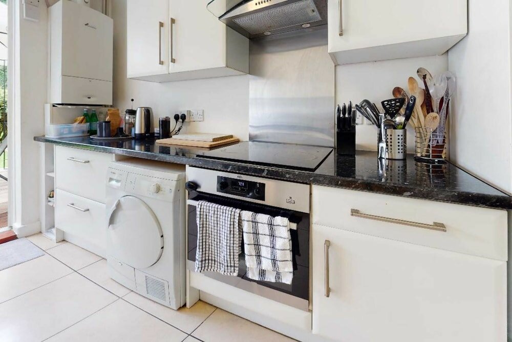 Фото Bright and Spacious Philbeach Garden Apartment