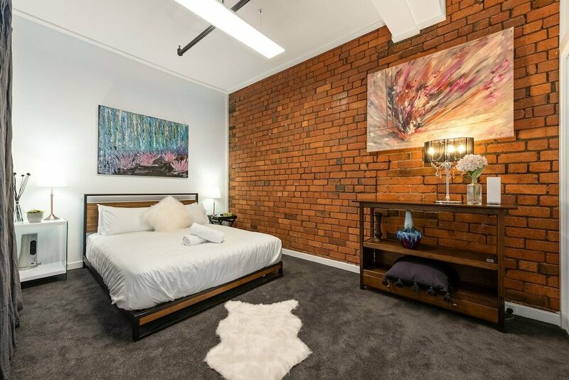 Гостиница StayCentral - Heritage Warehouse Retreat в Мельбурне