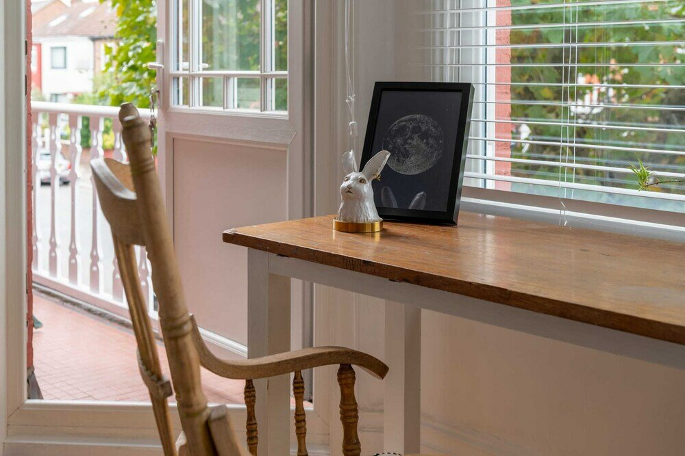 Фото Beautiful Three Bed Abode Near Dollis Hill