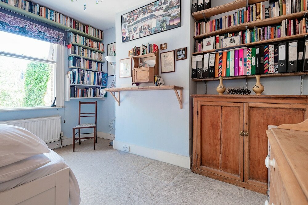 Фото Enchanting Hammersmith Home Close to Shepherds Bush by Underthedoormat