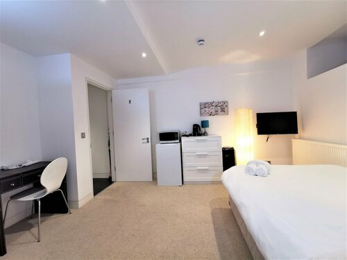 Гостиница Spacious Double Room with en-suite - 2b в Лондоне