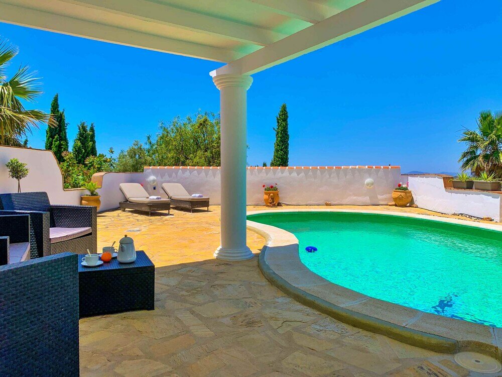 Фото Private, Bright, Spacious House with Pool & Hot Tub