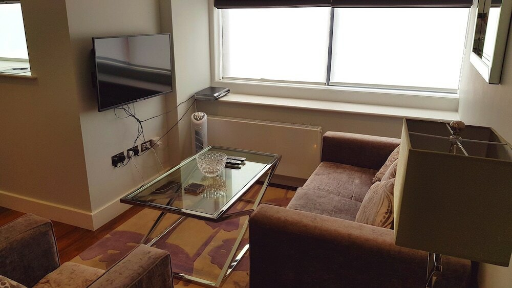 Фото The Glasshouse Apartments