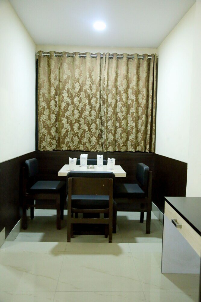 Фото Hotel Roopa