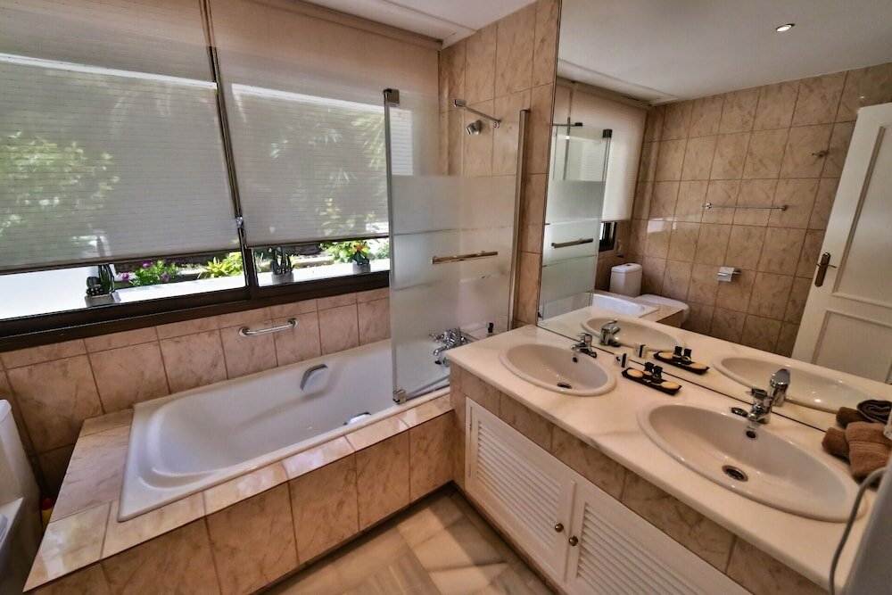 Фото Luxury Apartment On The Golden Mile