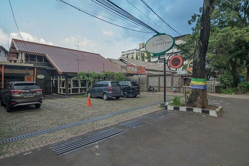 Гостиница RedDoorz plus near Museum Geologi Bandung в Бандунге