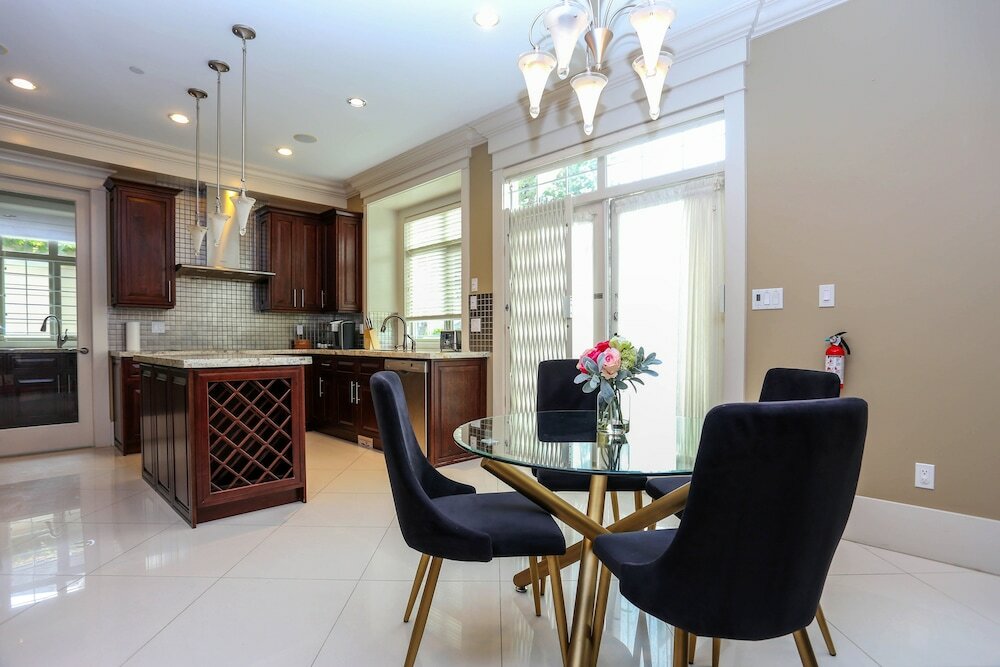 Фото Grand 4 Bedroom Vacation House near Vancouver Downtown