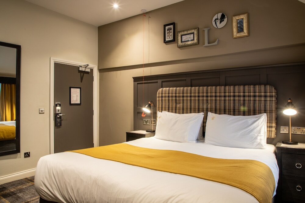 Фото The Feathers Hotel