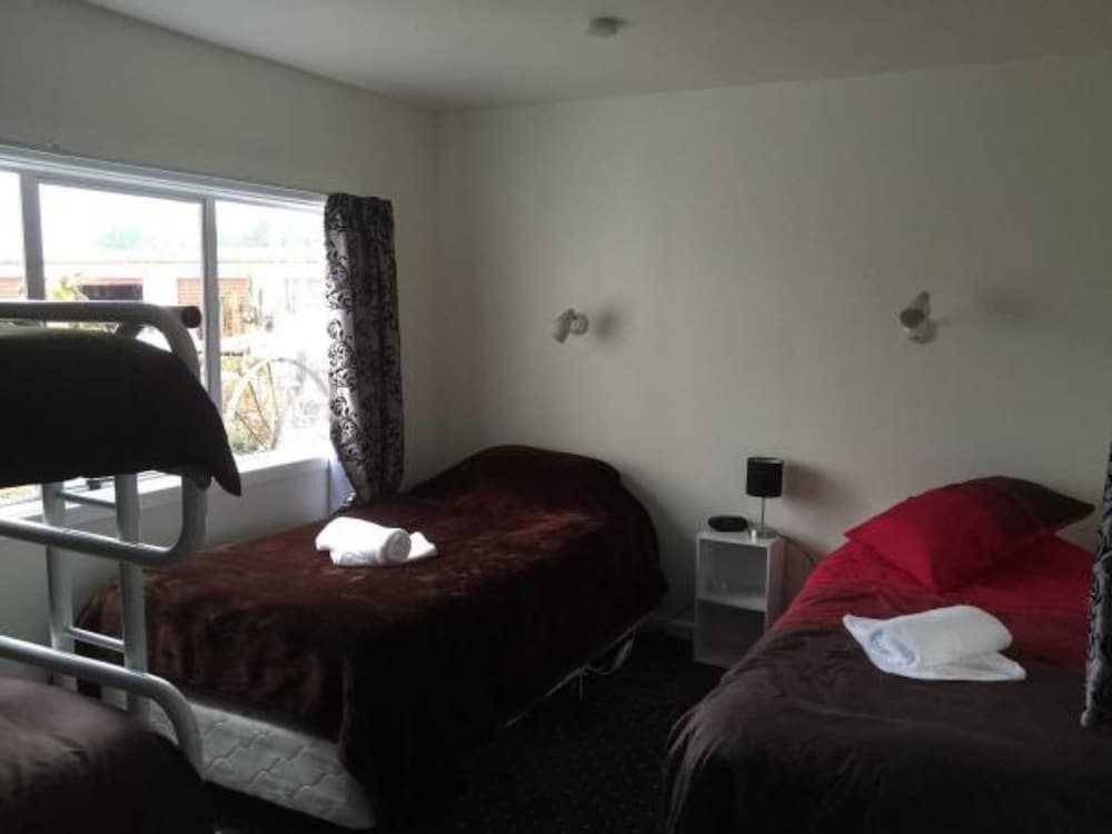 Фото Kokatahi Valley Country Inn