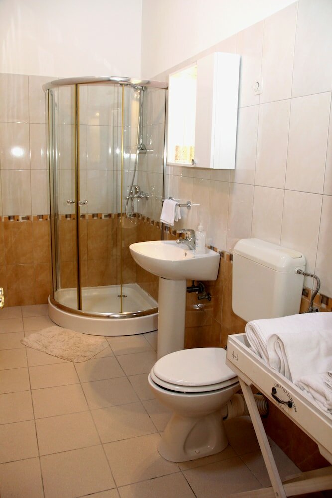 Фото Old Theatre Rooms and Apartments