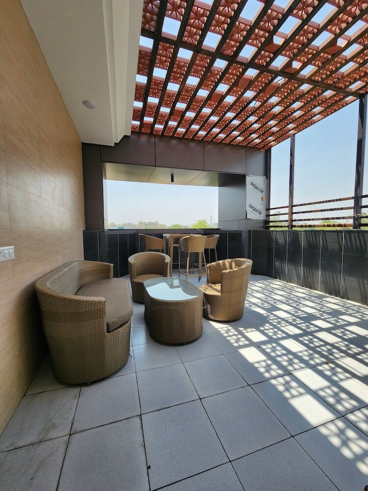 Фото Hotel Square 9 Inn