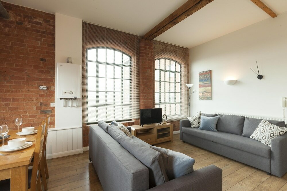 Фото Raleigh Square Apartments