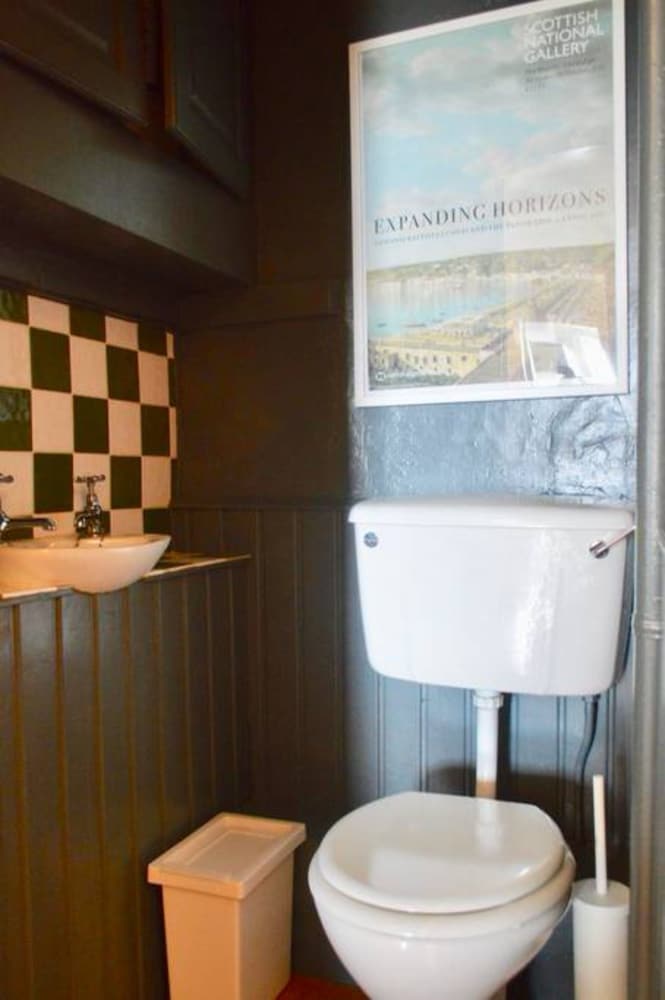 Фото 4 Bedroom Clock Tower Apartment in Central Edinburgh