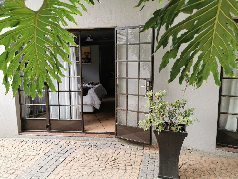 Фото Aerotropolis Guest Lodge