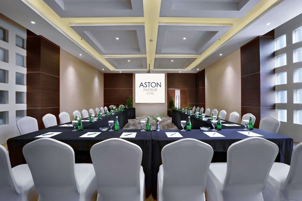 Фото Aston Pasteur Hotel